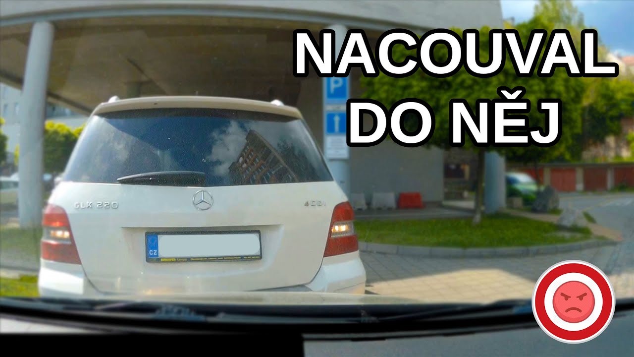 Nacouval do fanou&scaron;ka, smyk do př&iacute;kopu a důchodci za volantem - Perly ze silnic #70