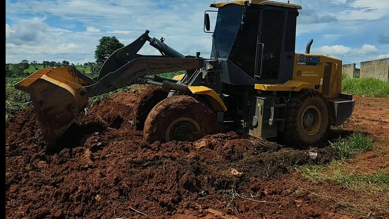 EMPURRANDO ENTULHO NO BARRO  COM PÁ CARREGADEIRA XCMG LE300KV