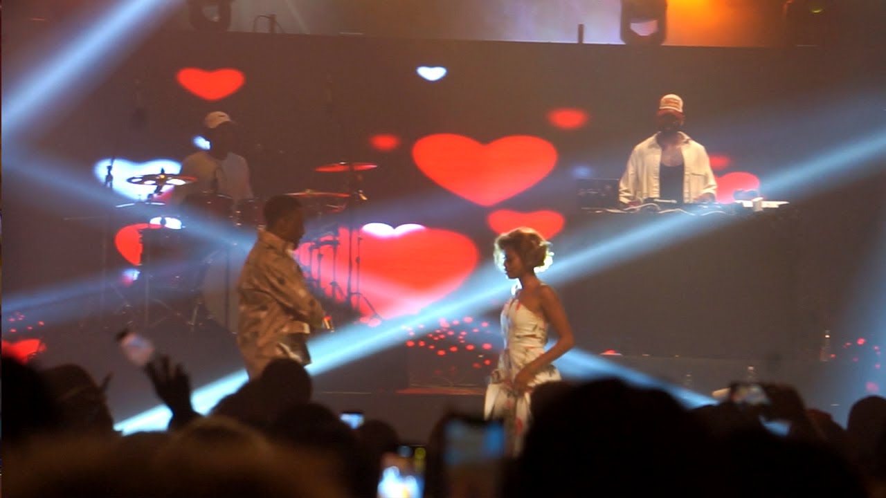 DADJU DANSE ET FAIT DANSER SES FANS SUR LA SCÈNE À ABIDJAN