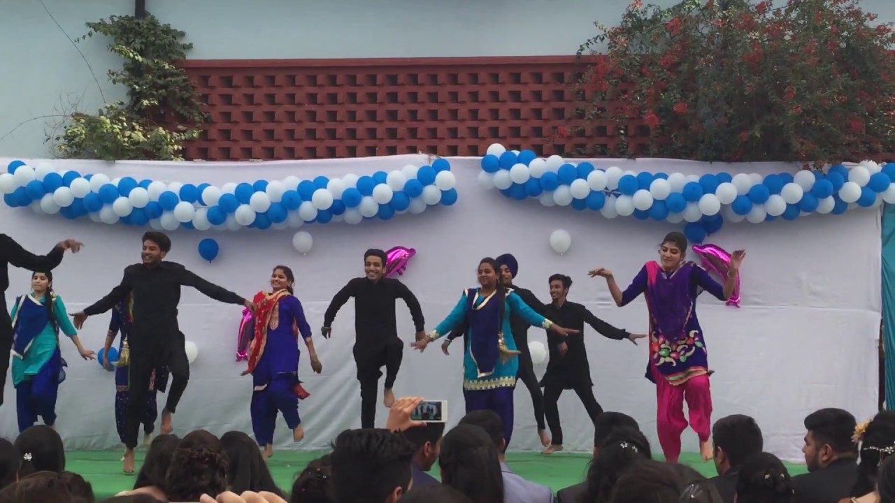Bhangra performance by The Last Benchers