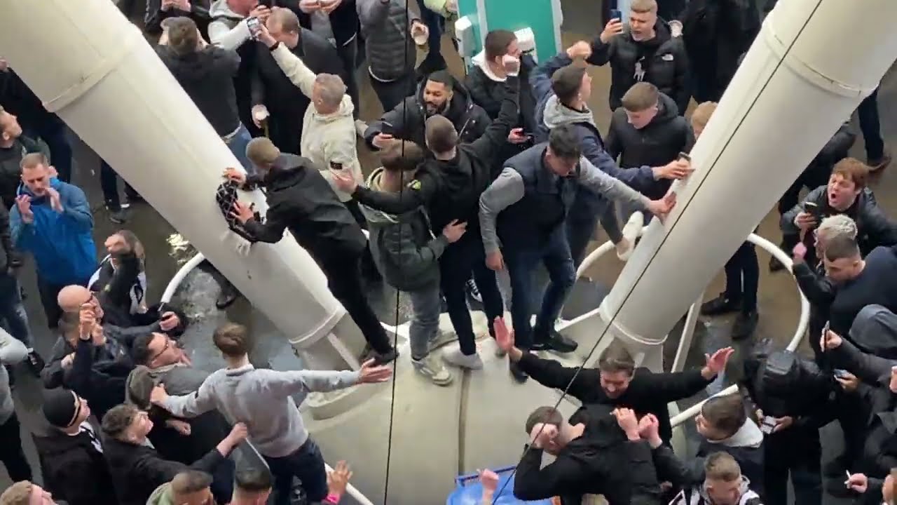 Newcastle fans away at West Ham fantastic support👏🏻⚫️⚪️