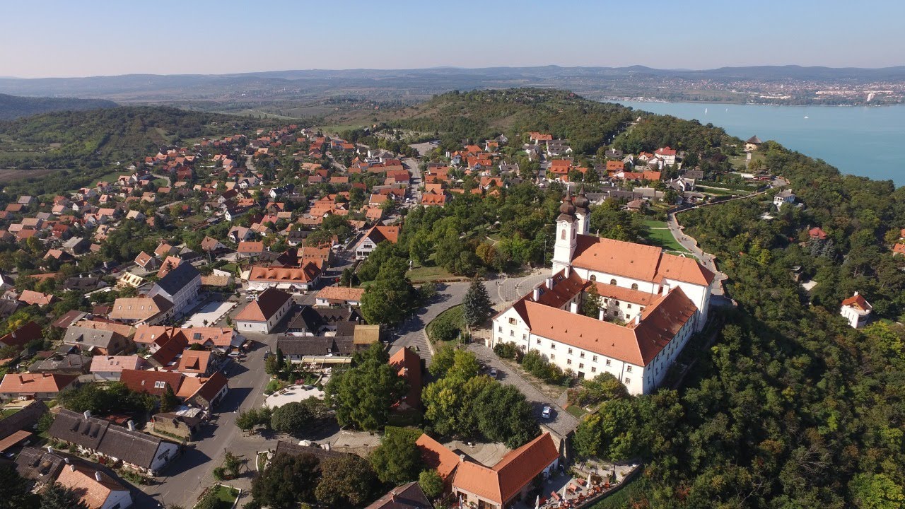 SZENTMISE A TIHANYI BENCÉS APÁTSÁGBÓL 10 ÓRÁTÓL