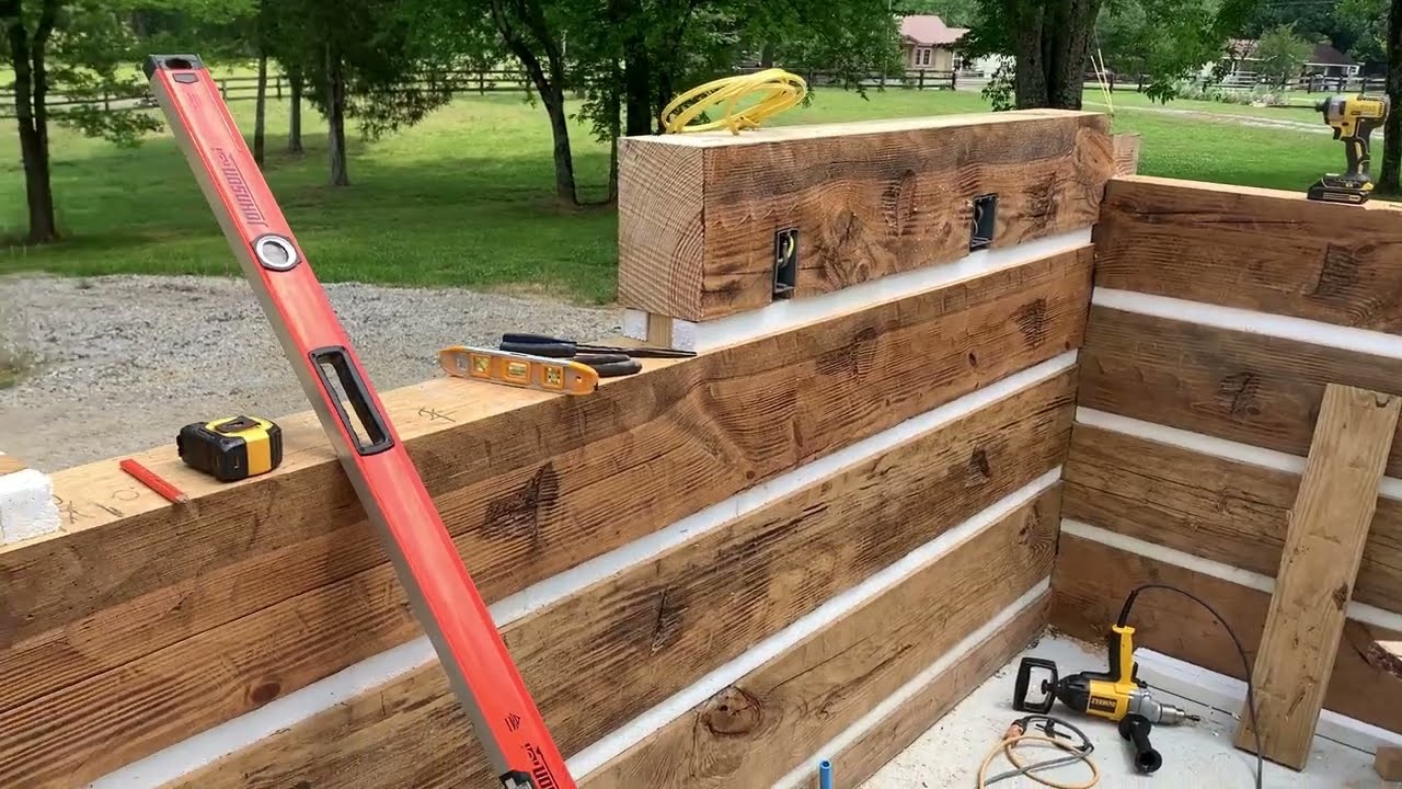 Укладываю последние бревна из лесопилки Woodmizer.
