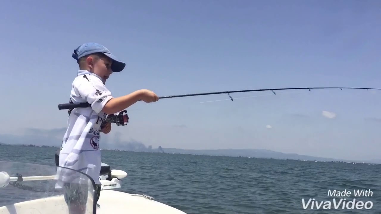 Raoul enfant de 6 ans qui pêche un tassergal de 7kg au leurre !!!