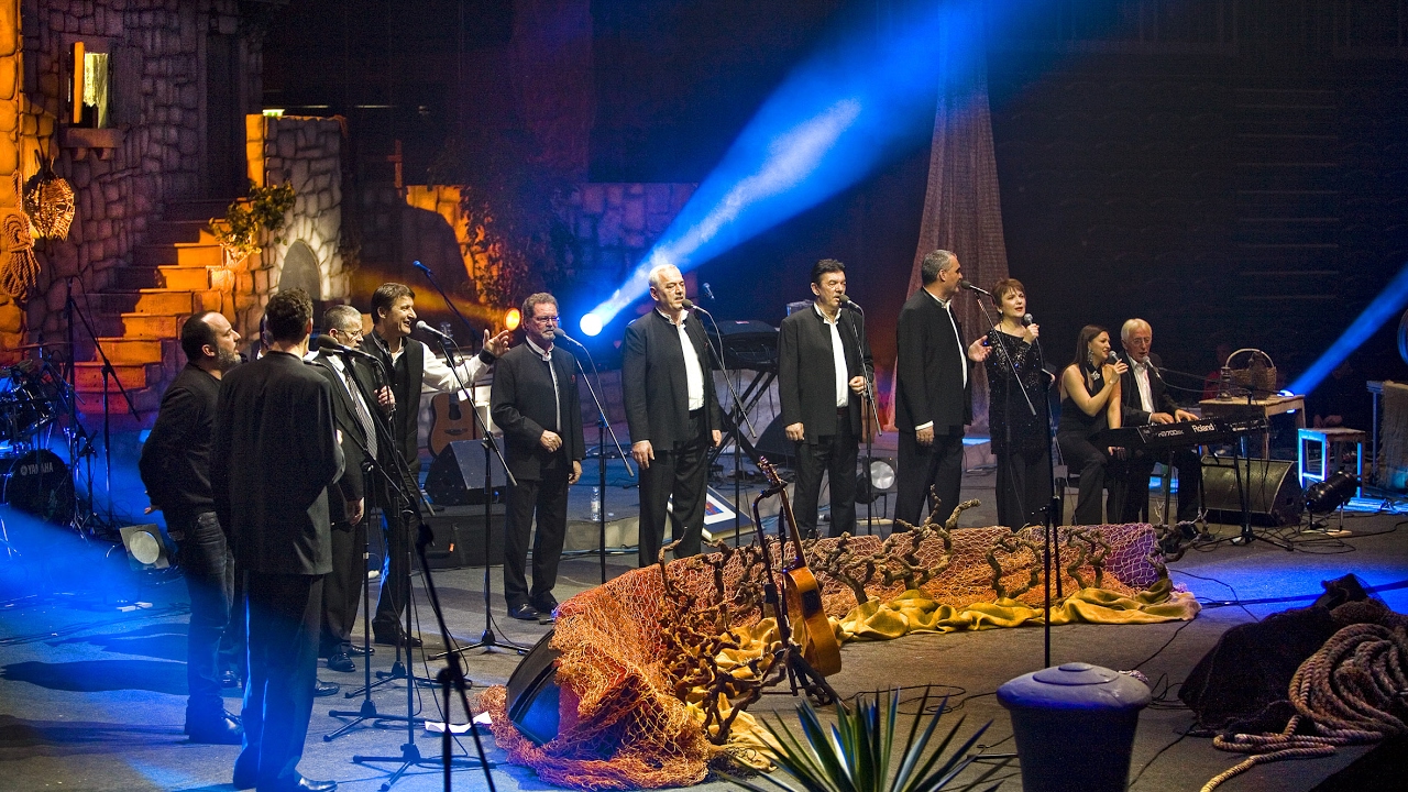 KAPETANE TRIBALI BI DOMA - T.Bralić i klapa Intrade - ARENA ZAGREB 08.12.2011.