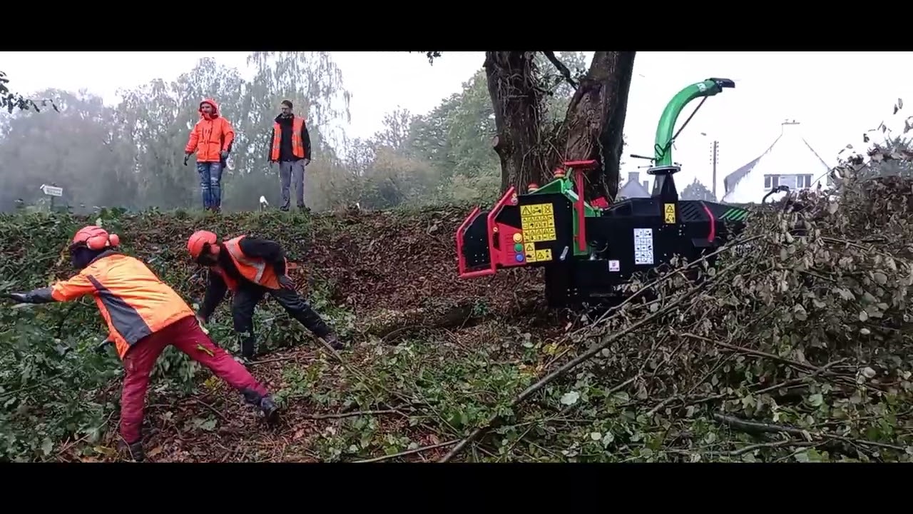 VEGUEMAT : Mise en route d'un broyeur de branches sur chenilles EVO 205 D Sure-Track GreenMech.