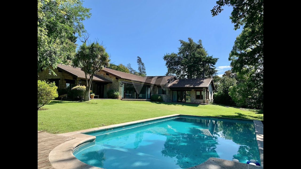 Residencia en Los Troncos. Lote de 1875 mts2. Piscina climatizada. Visciarelli Abad Propiedades.
