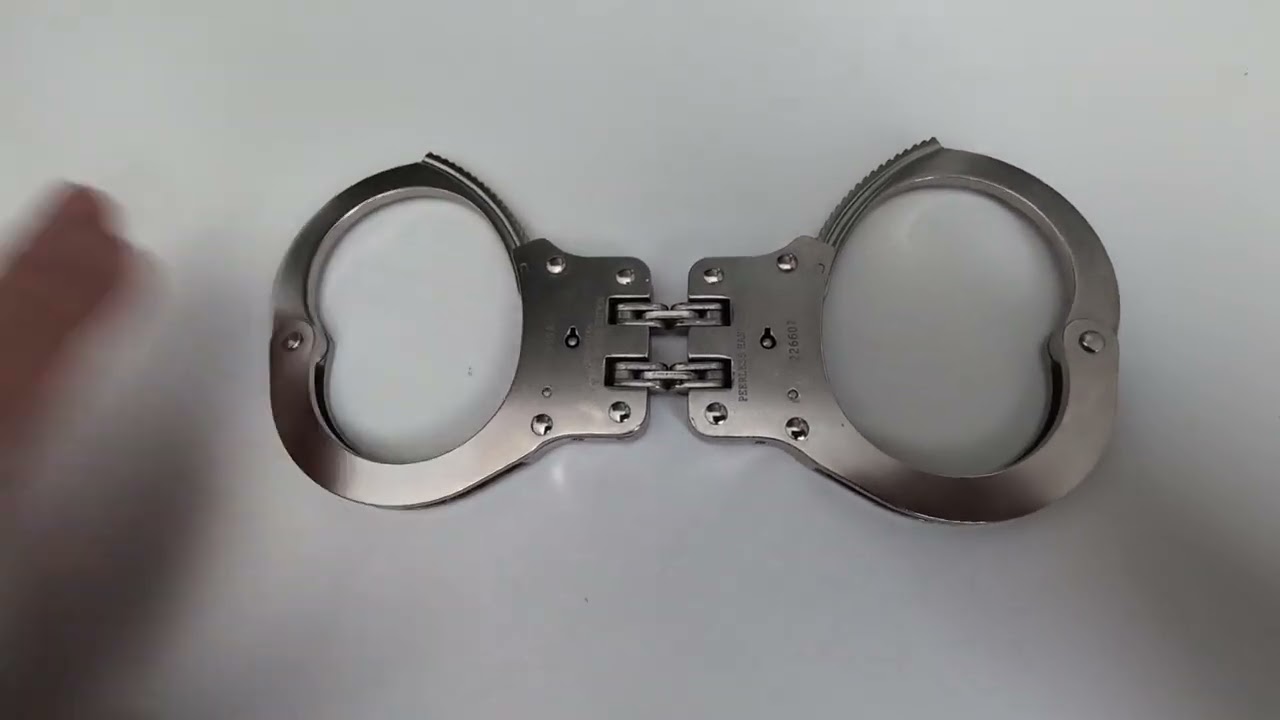 Peerless Handcuffs Company Hinged Handcuff, Nickel Finish Review