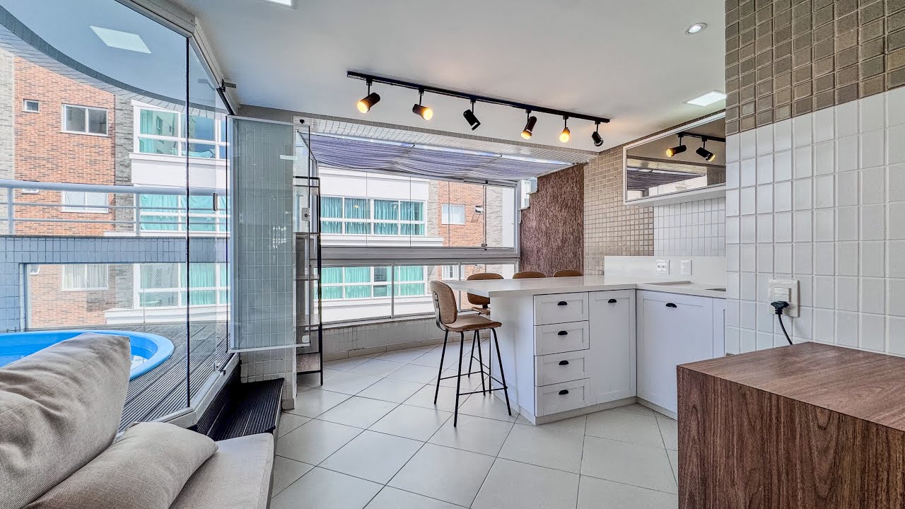 Cobertura duplex a venda em Balneário Camboriú, com excelente preço e muito potencial. 
