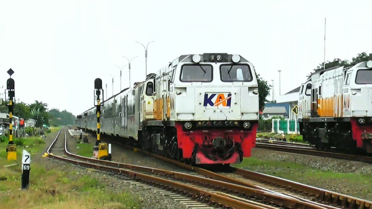 KERETA API NGEBUT 120K/H DI KLARI || HUNTING KERETA API PANJANG MELINTAS LANGSUNG STASIUN KLARI 