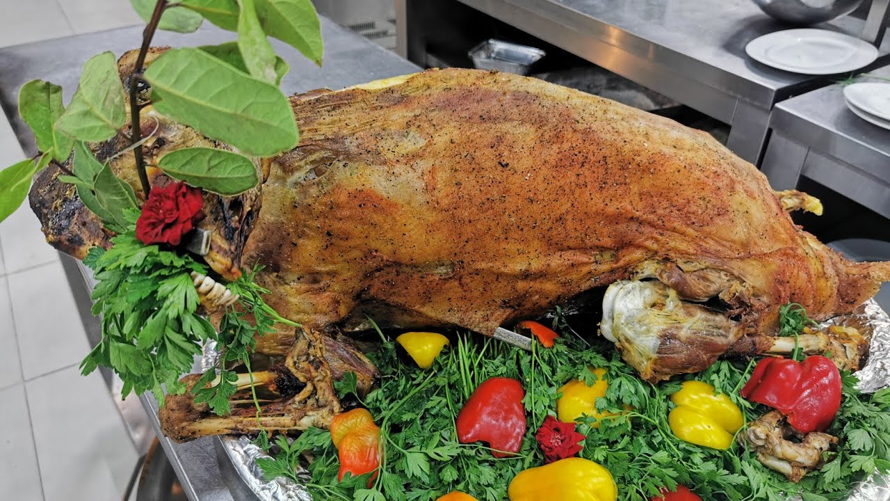 Kürədə bütöv quzu və quzu səbəti