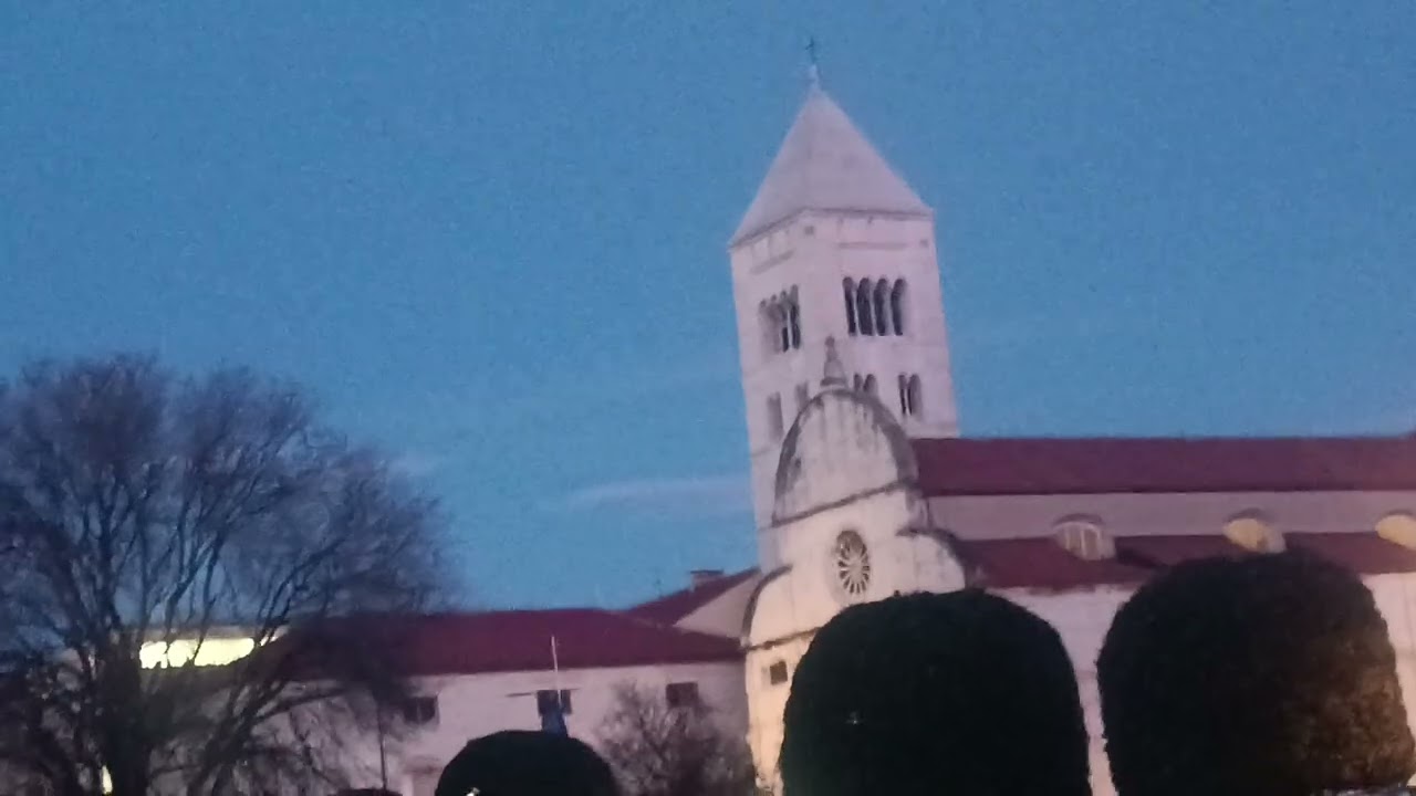 Zvone zvona crkve pravoslavne i katoličke crkve u Zadru 