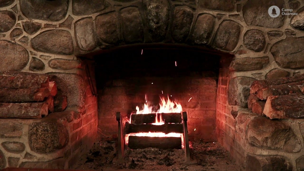 Lodge Fireplace Fire / Feu dans la cheminée du Lodge - Camp Ouareau