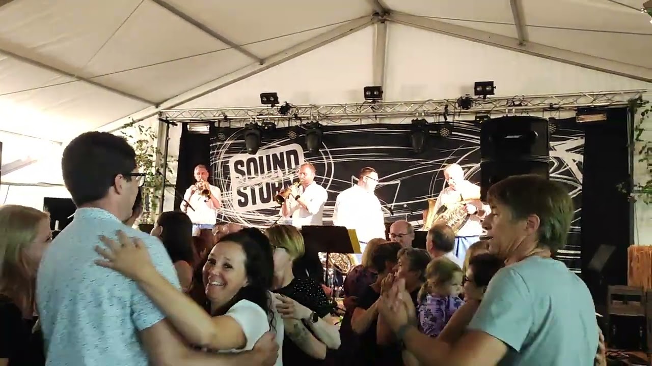 30 Jahre Edelhof Musikanten: Stimmung mit Eine kleine Dorfmusik