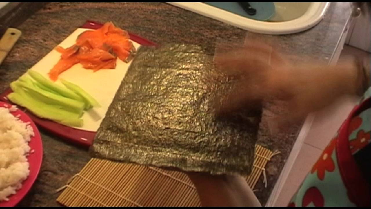 Maki de salm&oacute;n ahumado y pepino