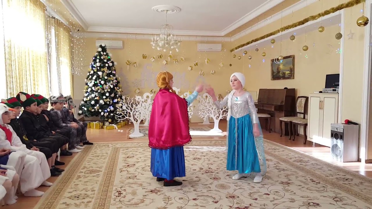 Танец Эльзы и Анны.
