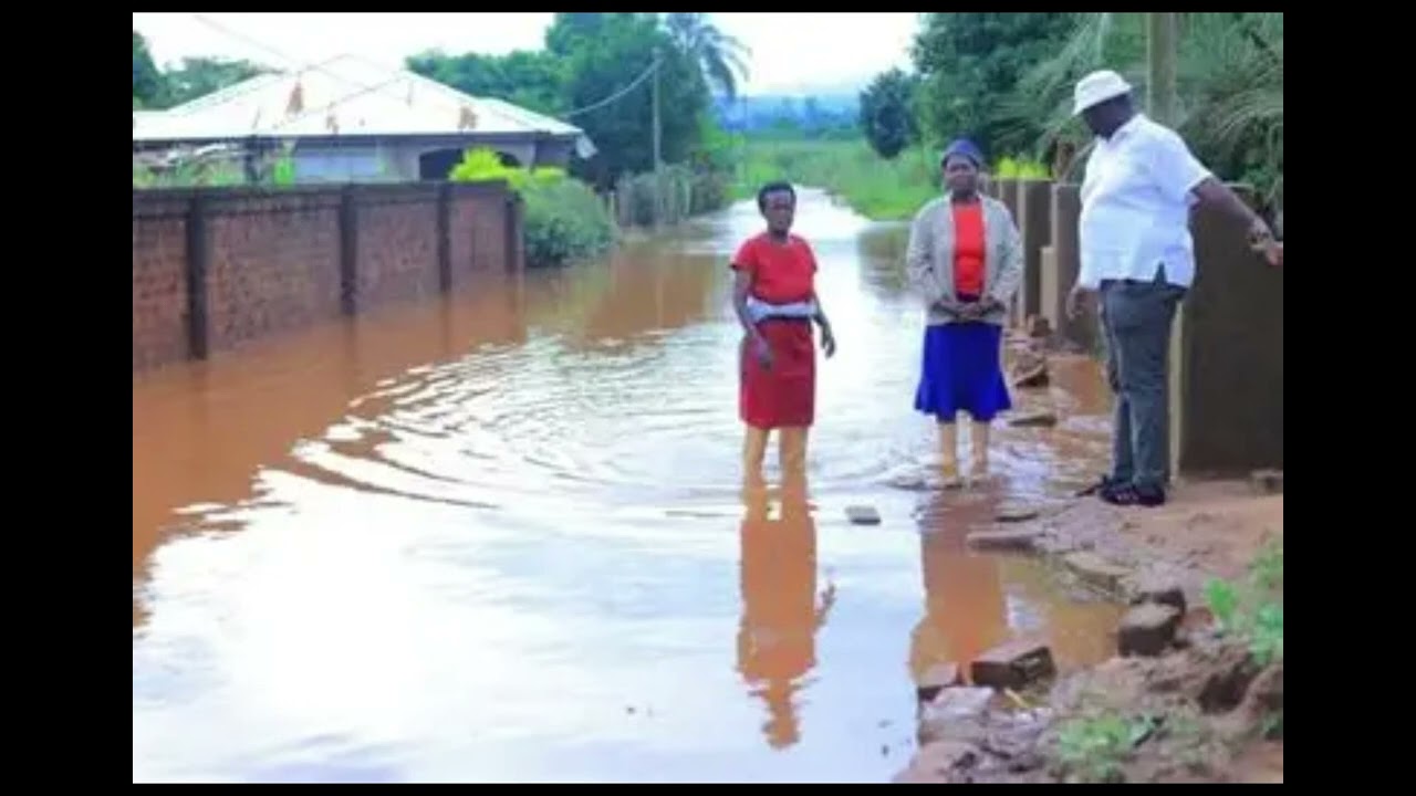 Пострадавшие от наводнения жители провинции Лимпопо борются за свою безопасность, в то время как ...