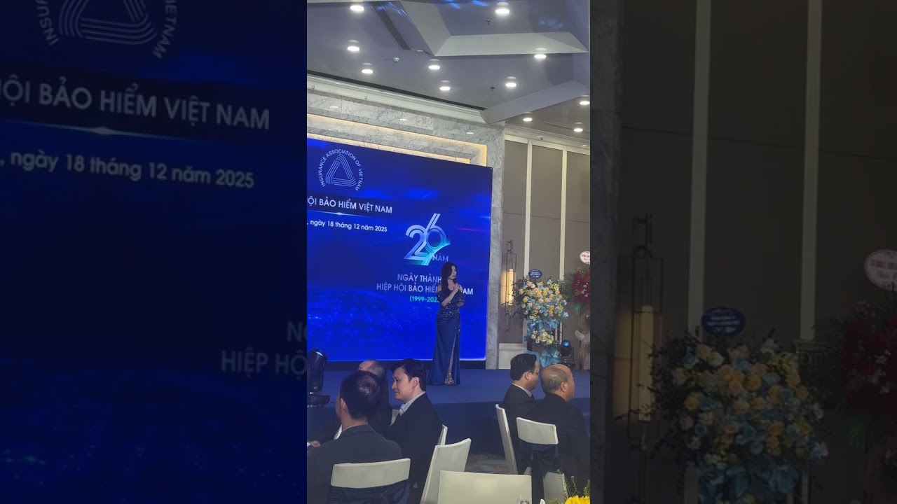 MC Cẩm Nhung dẫn chào đầu Lễ kỷ niệm 32 năm ngày Thị trường Bảo hiểm VN 