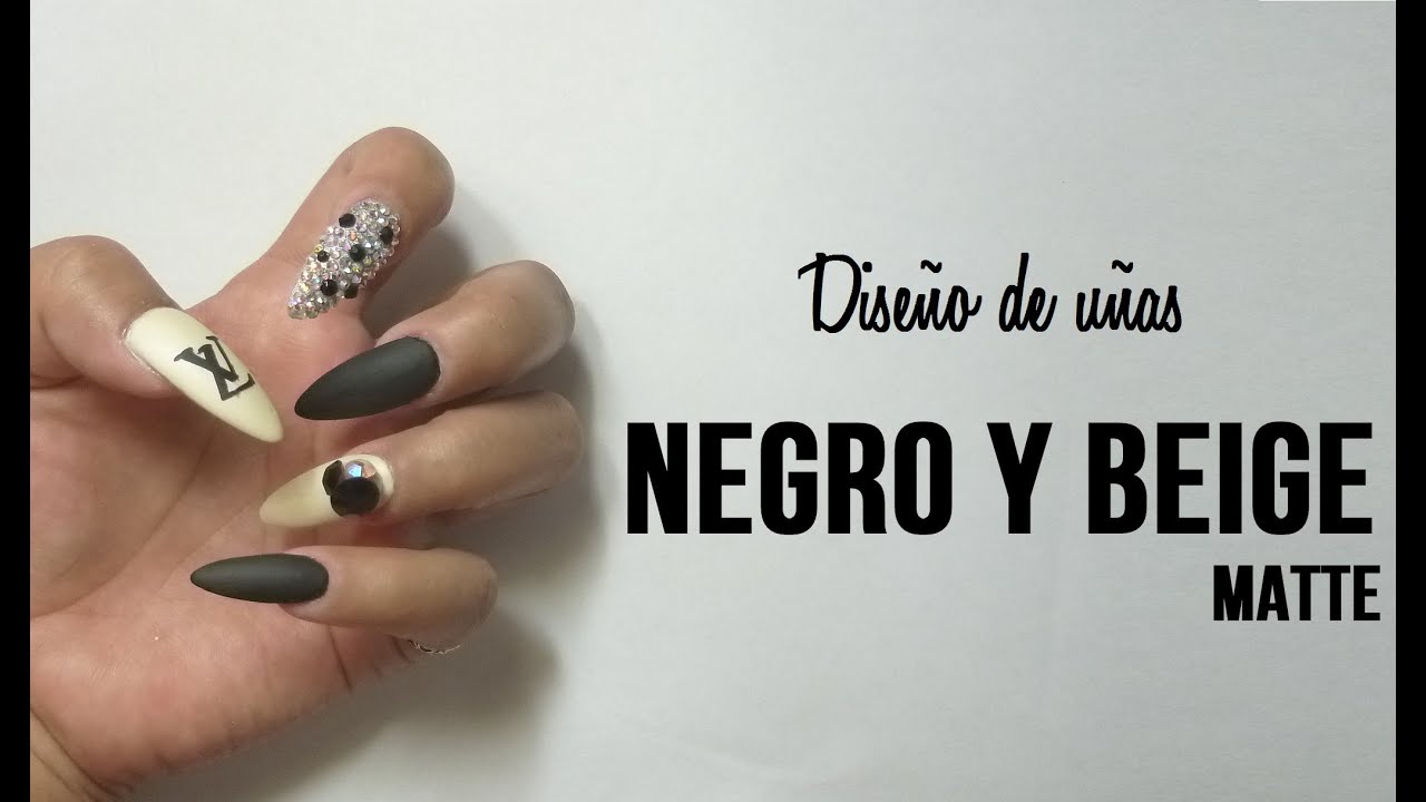 Diseño de uñas acrilicas BEIGE Y NEGRO
