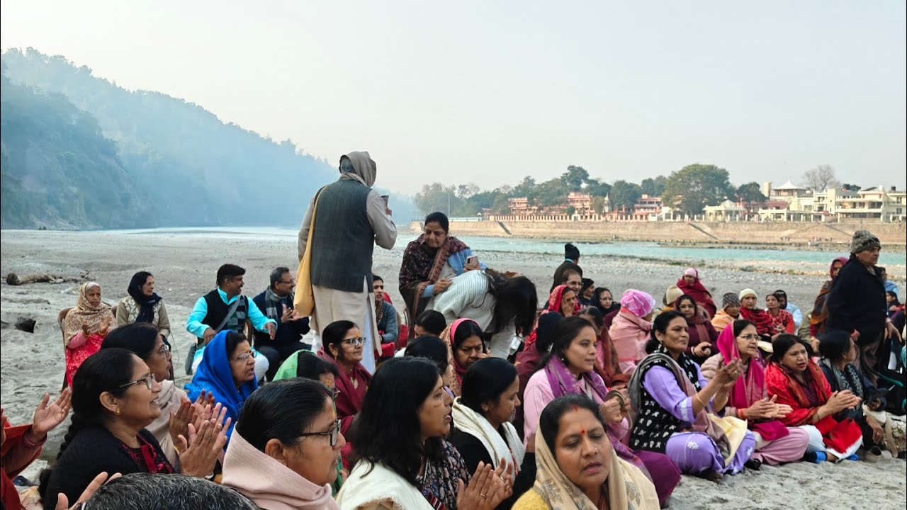 गंगा किनारे ऋषिकेश में कीर्तन
