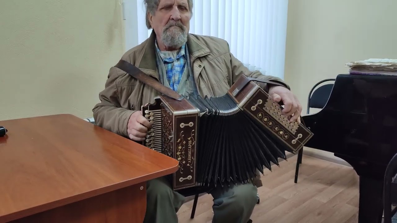 Попурри «Песни Великой победы» исполняет Николай Фагин.