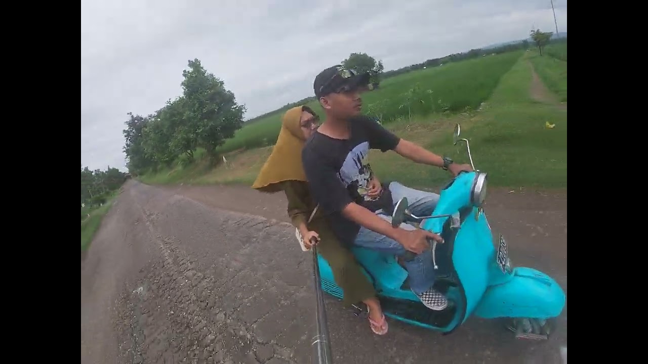 Manasin mesin Vespa super pagi jalan sawah