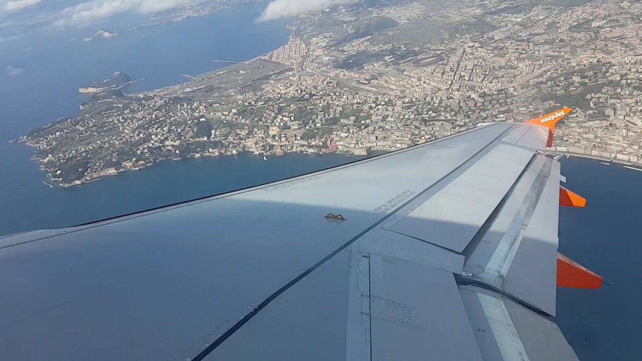 Partenza volo Easyjet con vista golfo di napoli