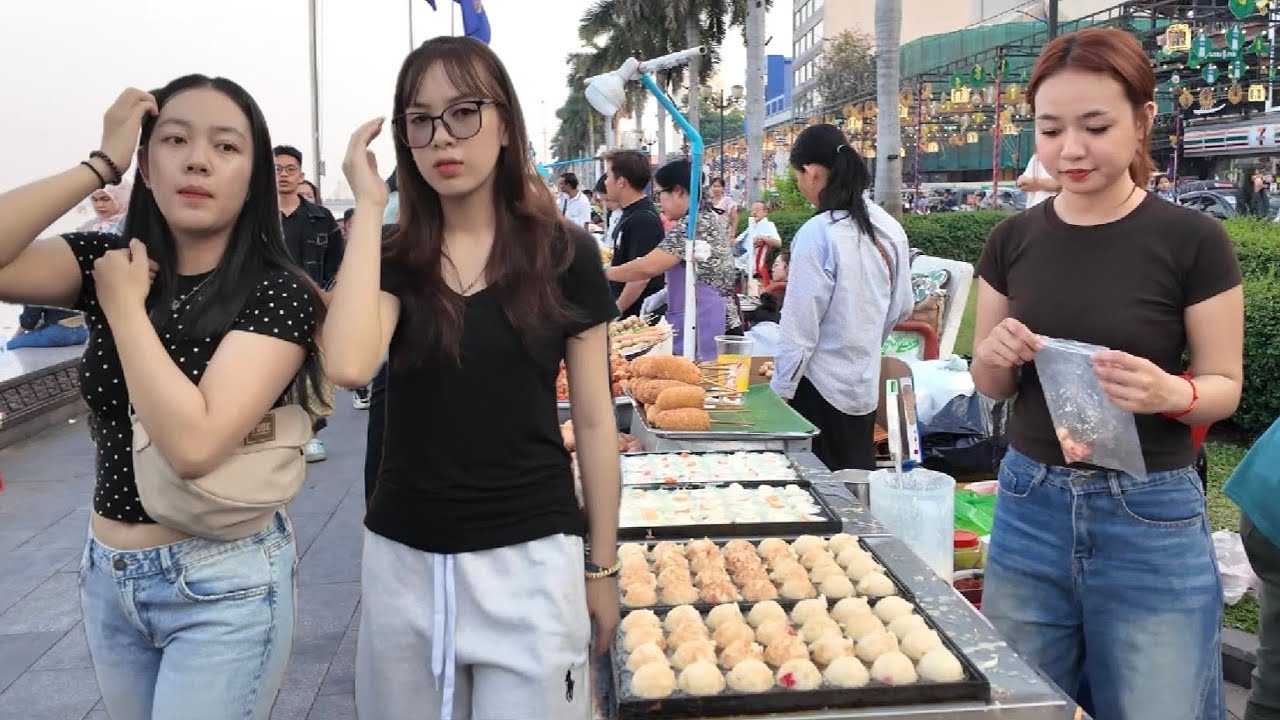 Evening Cambodian Street Food  2026 - Walking Tour in Riverside Food Market, Phnom Penh City
