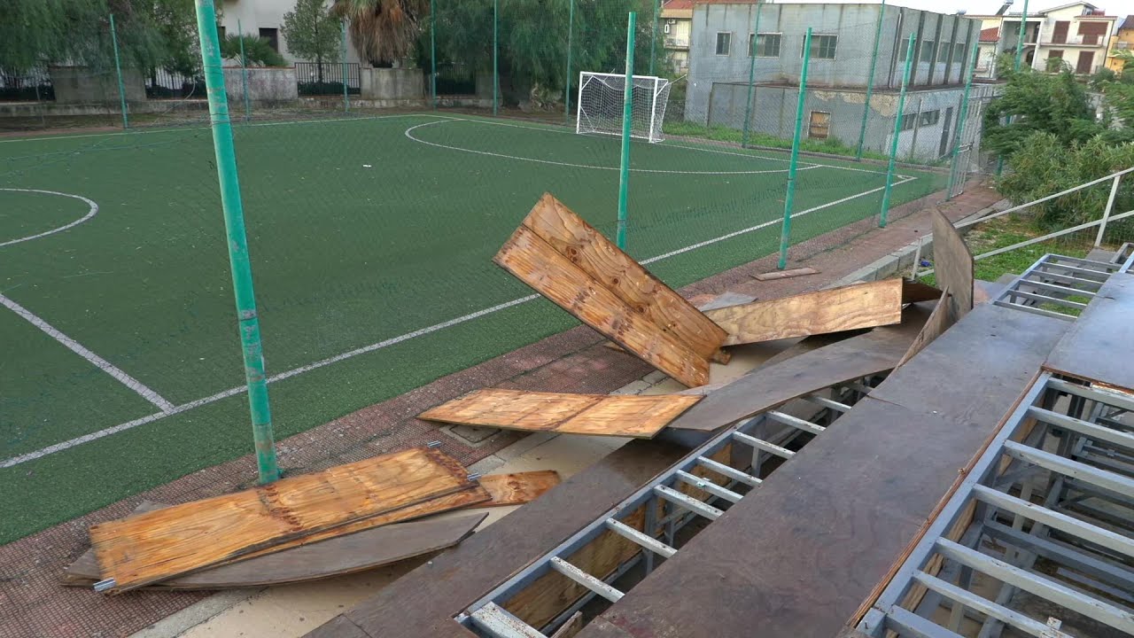 Il centro di Santa Margherita di Belice dopo il nubifragio: danni al campo sportivo e alberi caduti