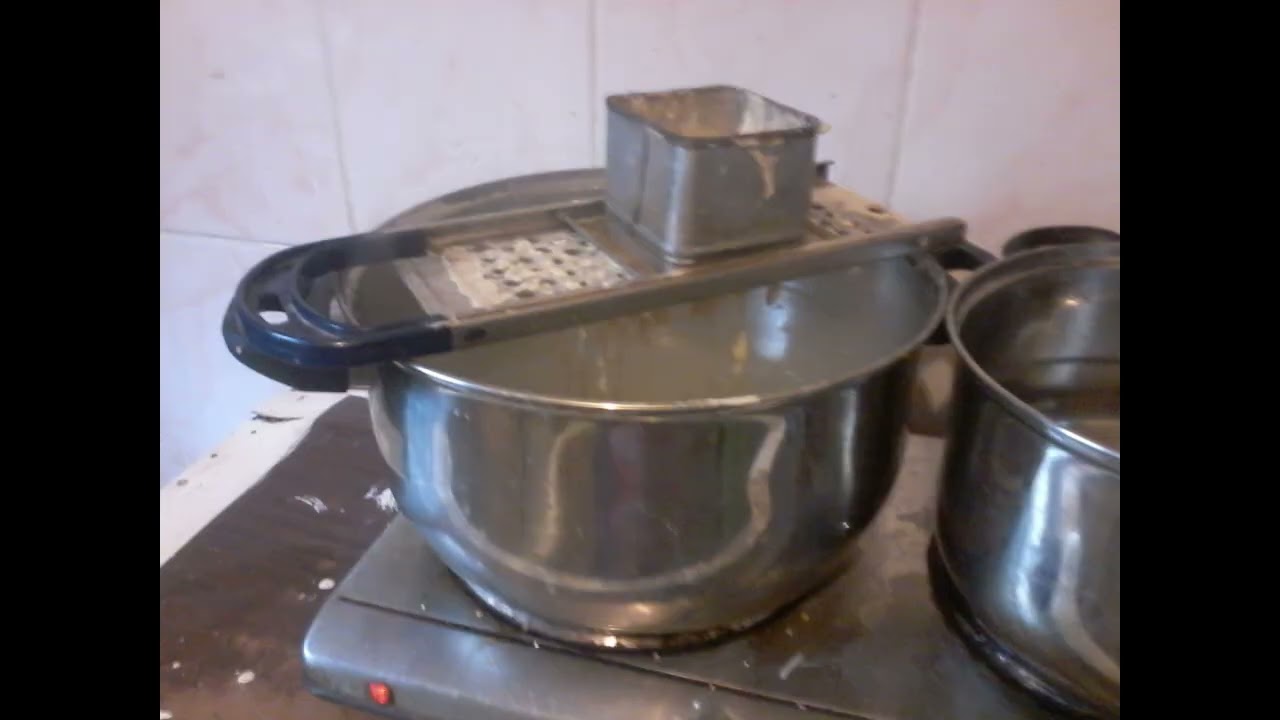 Schwäbische Küche: Spätzle mit dem Spätzlehobel (Spätzlemaker)