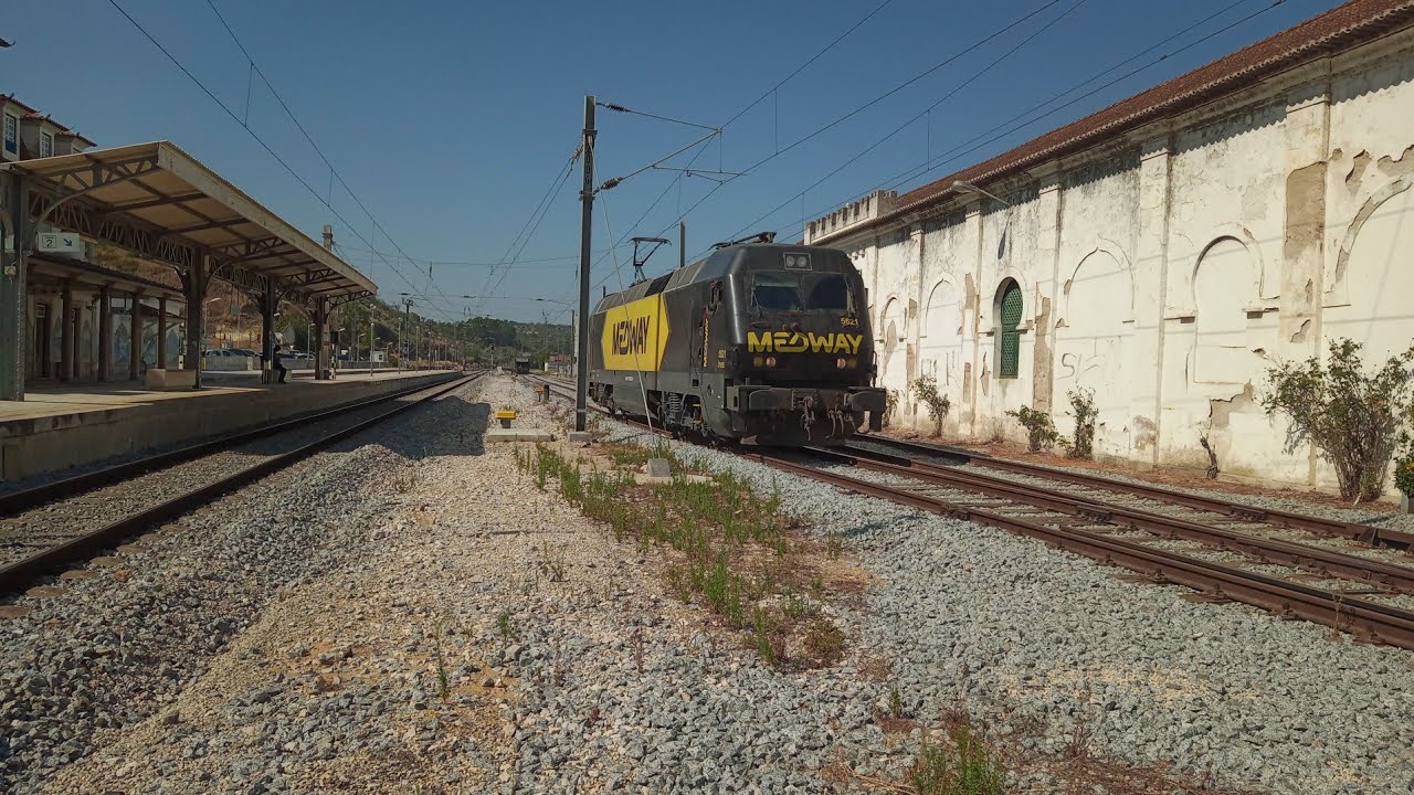 5621 com comboio de areia a chegar e a manobrar e Alfa pendular na estação de Santarém