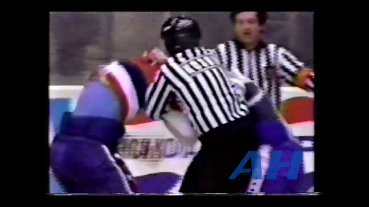 NHL SCL Sep. 17, 1989 HC Dynamo Moscow v Washington Capitals (R) Oleg Mikulchik v Scott Stevens