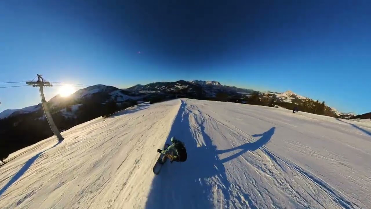 Snowboard surfing down the Fleckalmbahn in Kirchberg