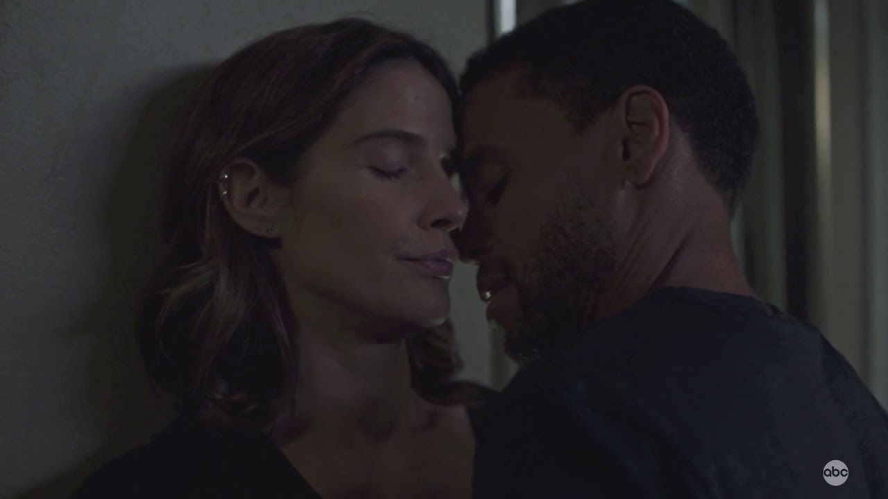 Interracial kiss - Stumptown