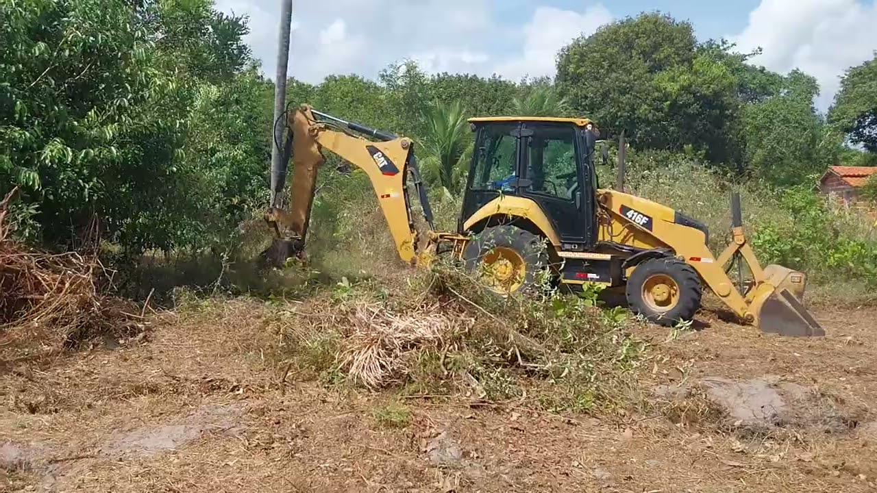 Limpeza Do Sítio com Trator 