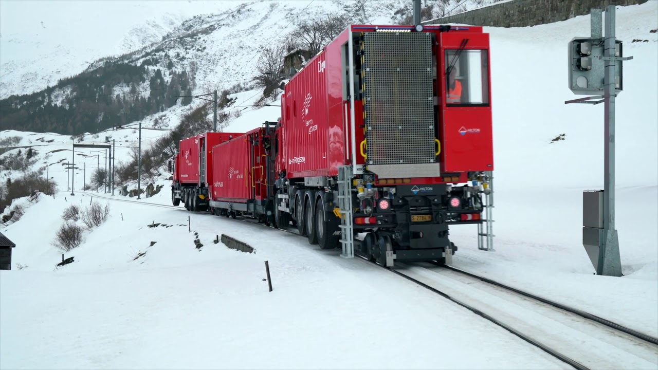 Arocs 3242 LK 8x4 (Zweiwege-Truck) im Einsatz der Matterhorn Gotthard Bahn.