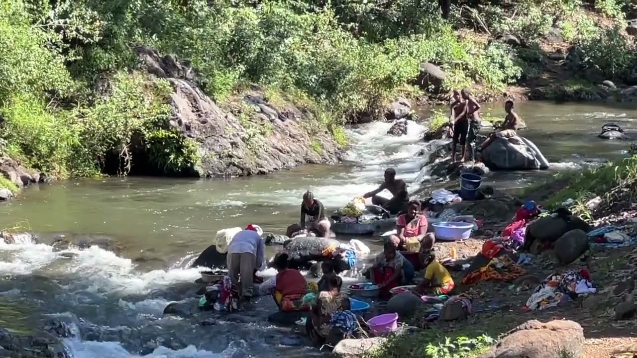 Comores Anjouan Vie locale dans la rivière / The Comoros Ndzuwani Local life in the river