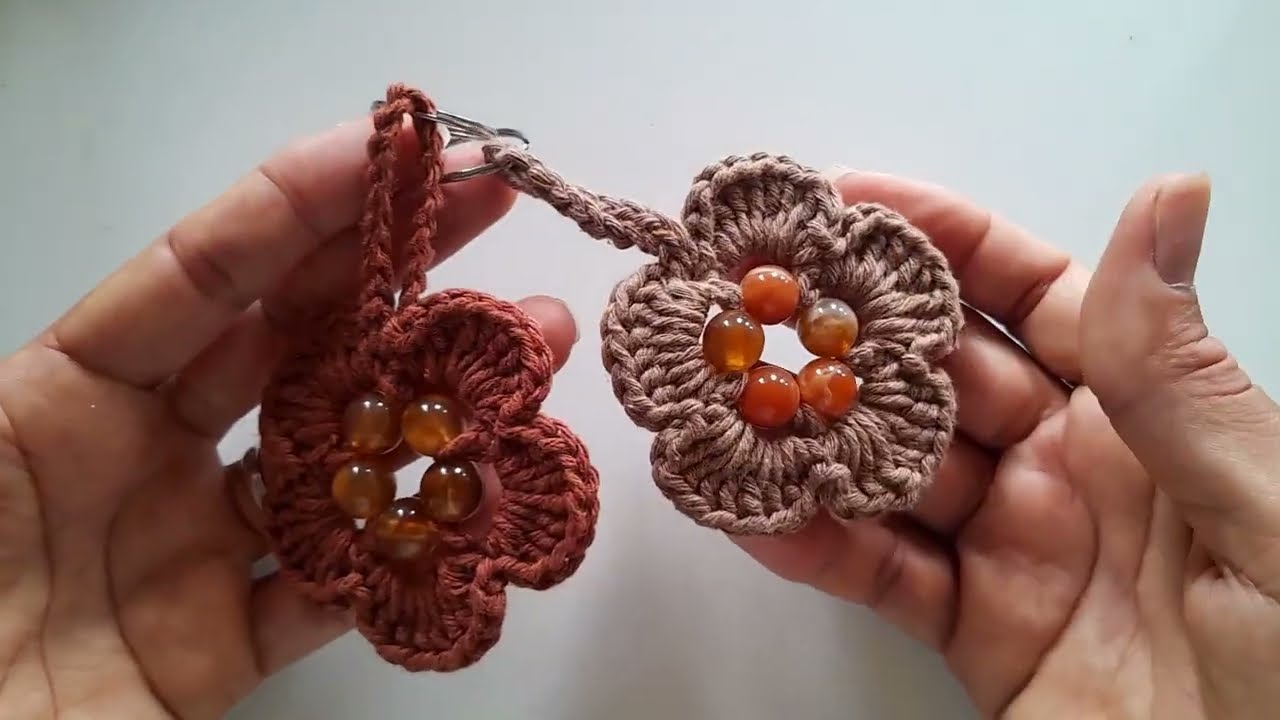 Chaveiro flor com pérolas em crochê passo a passo 