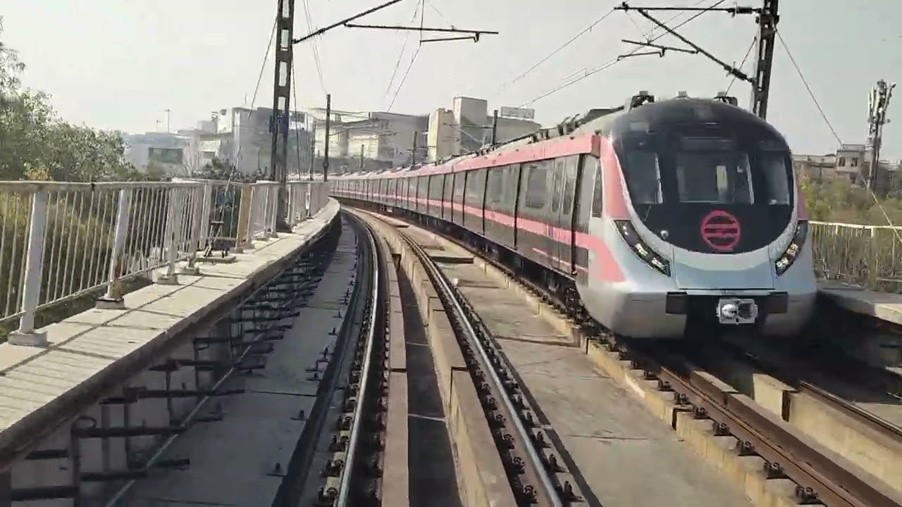Loco pilot ko metro chalate time kya dikhta hai #train #metro #delhimetro #viralshort #travel #like 