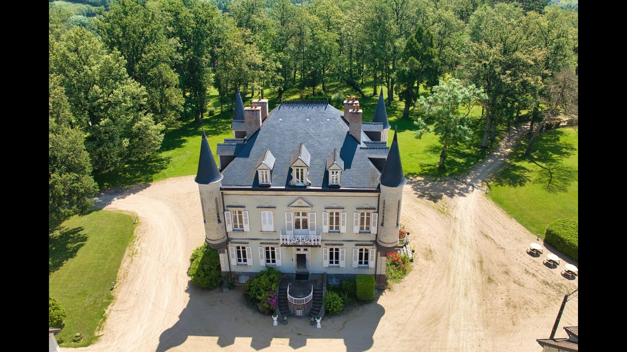 Luxueux château XVIIIe et ses dépendances à vendre dans l'Allier