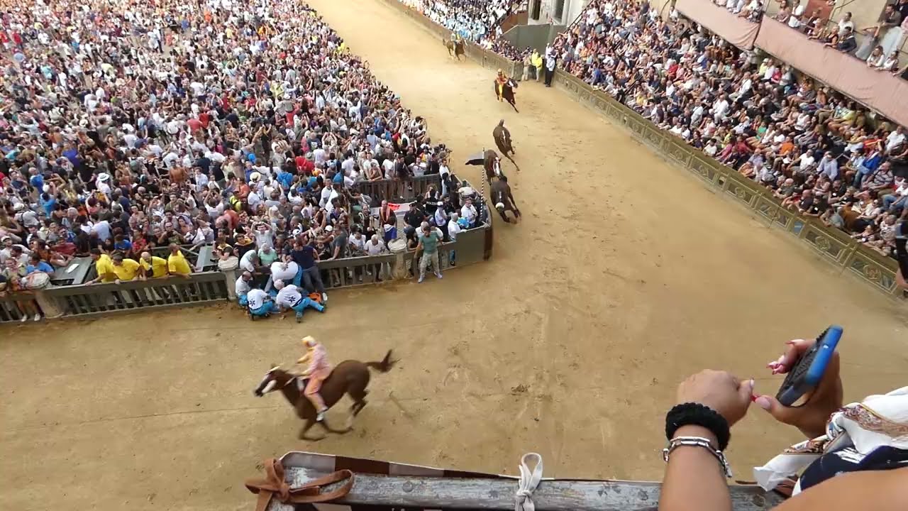 Palio di Siena 17 Agosto 2022 (caduta quattro contrade)