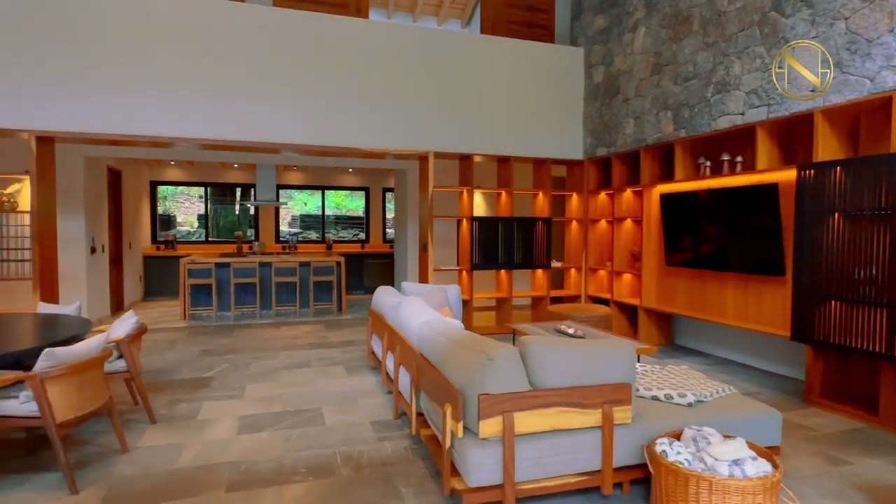 CASA MODERNA EN VENTA EN VALLE DE BRAVO, CON ENTORNO BOSCOSO