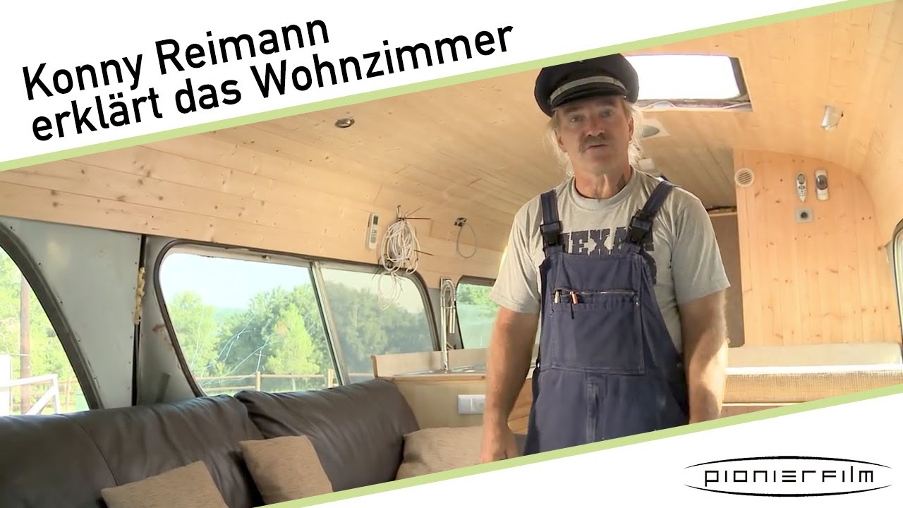Konny Reimann erklärt das Wohnzimmer im Greyhound