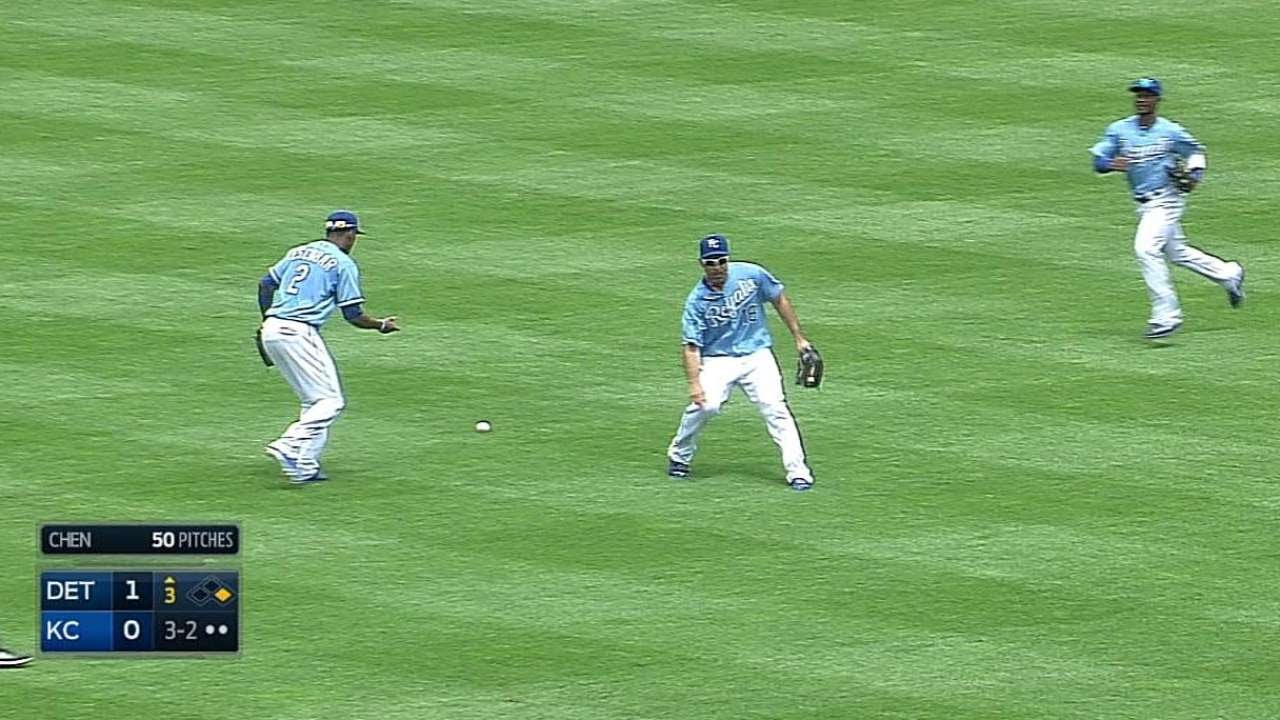DET@KC: Martinez bloops an RBI single to left