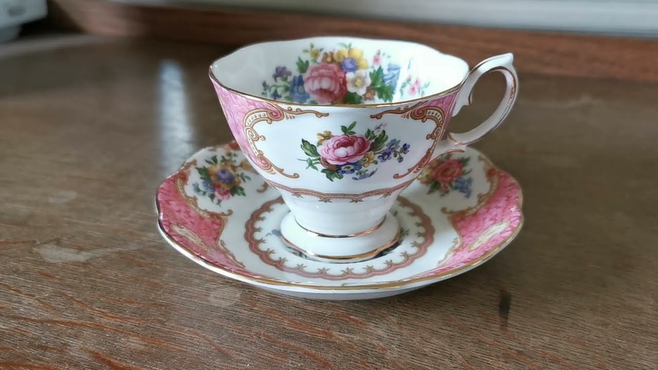 Чайная чашка и блюдце Lady Carlyle от Royal Albert China