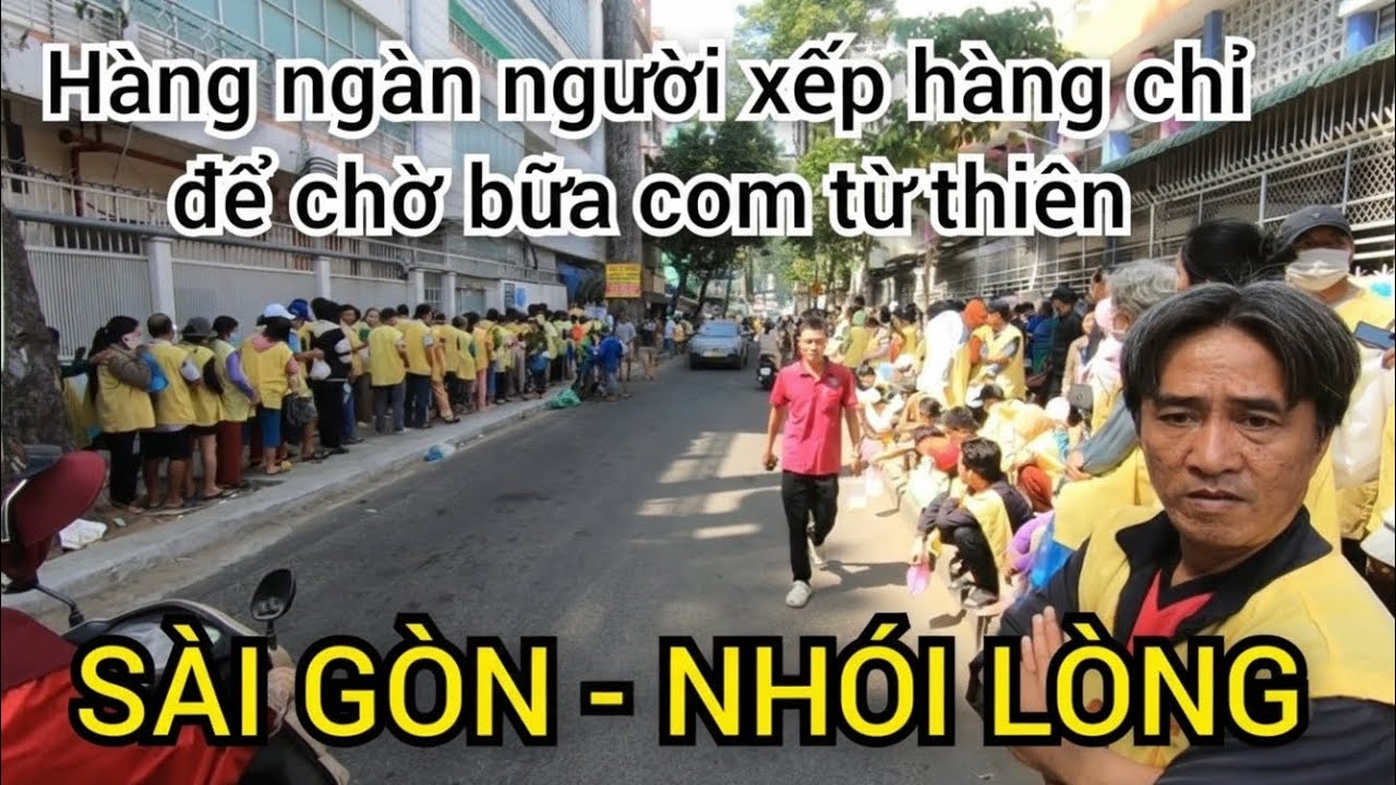 Sài Gòn Cuối Năm: Nhói lòng cảnh xếp hàng chờ cơm từ thiện giữa lòng Sài Gòn vắng lặng. 