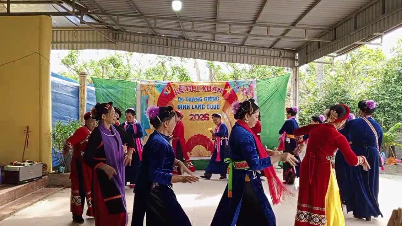 Các cụ cao tuổi múa chầu tại Lễ Hội làng, chúc mọi người luôn khỏe mạnh và bình an.