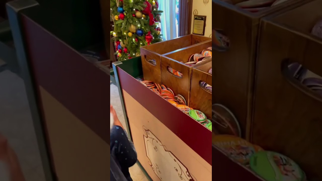 This is how to get FREE Disney souvenirs!!! 🤩 #disneyland #disneyworld #disneytips #disneytrip #wdw