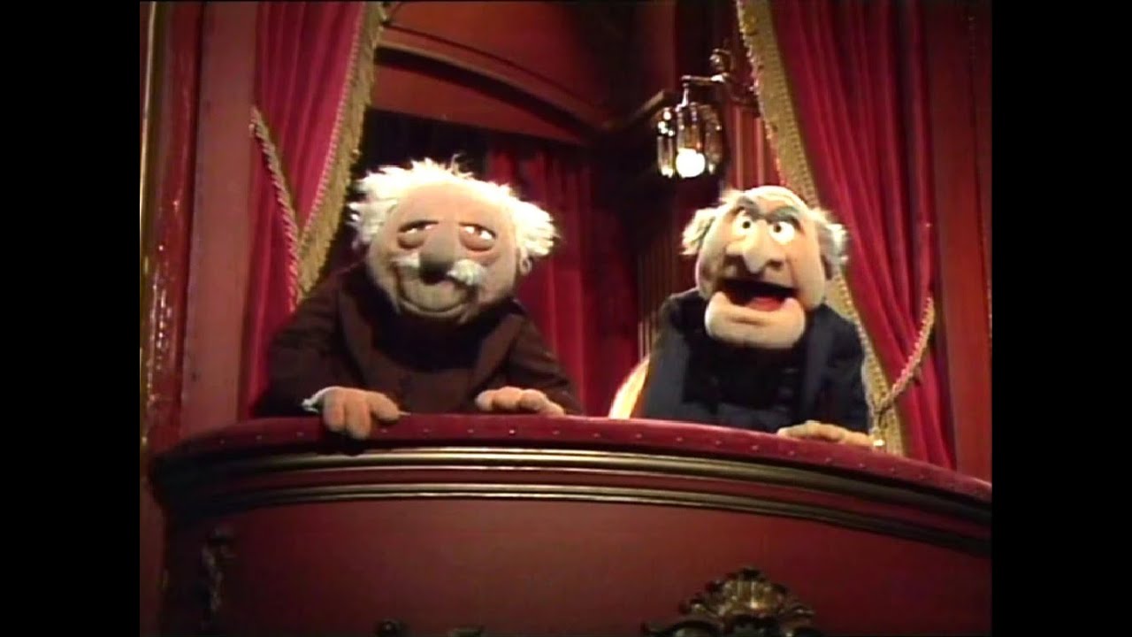 Nico en Pieter als Waldorf en Statler over het groen (kerstbomen) in Katwijk