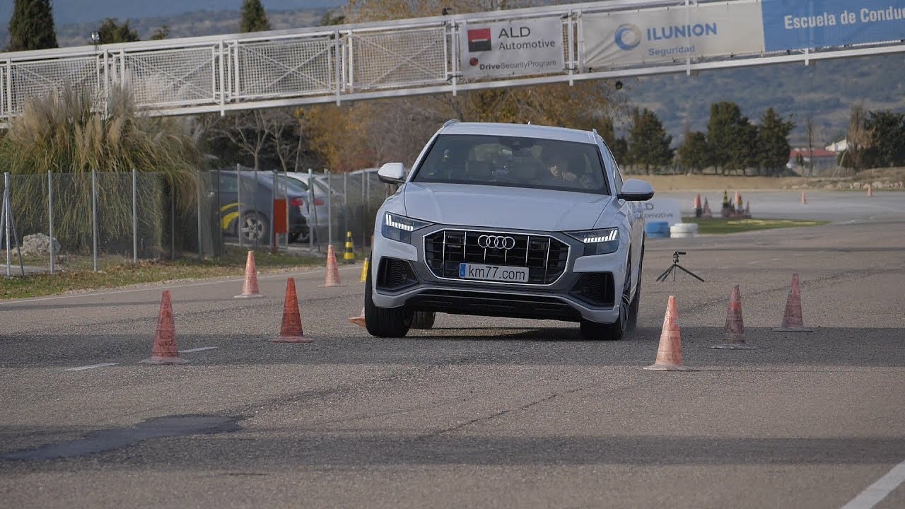 Audi Q8 2019 - Maniobra de esquiva (moose test) y eslalon | km77.com